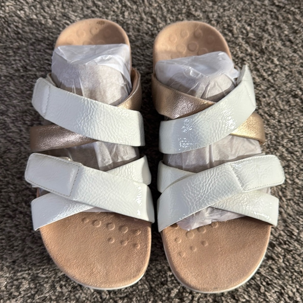 Vionic white leather strap sandal women’s 8